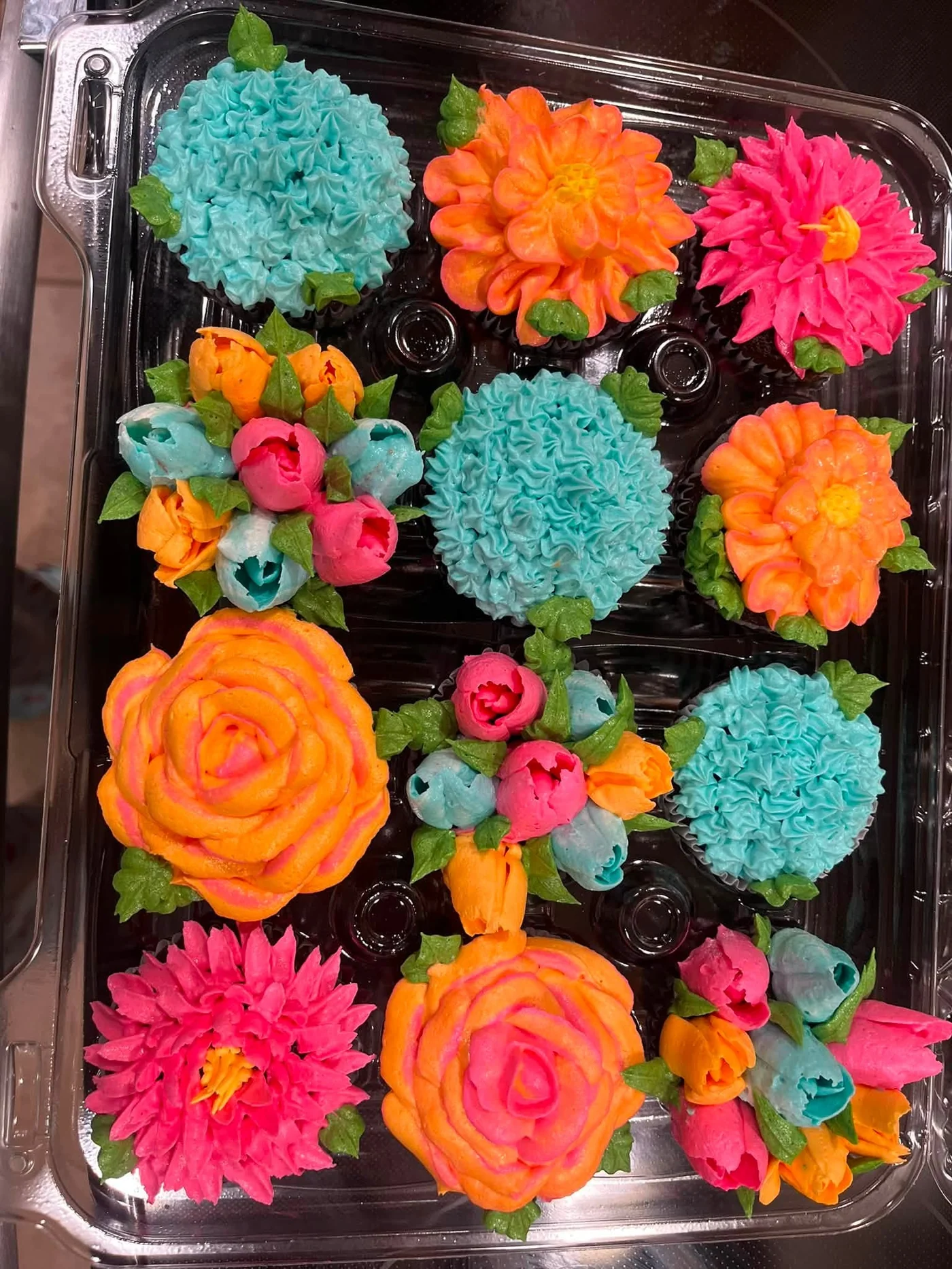 Sugar Blossom Cakes decorated cupcakes, photo 1