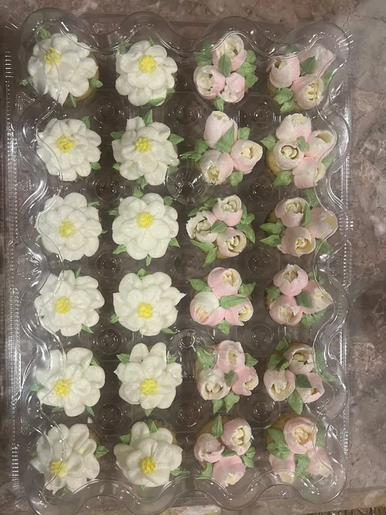 Sugar Blossom Cakes decorated cupcakes, photo 2