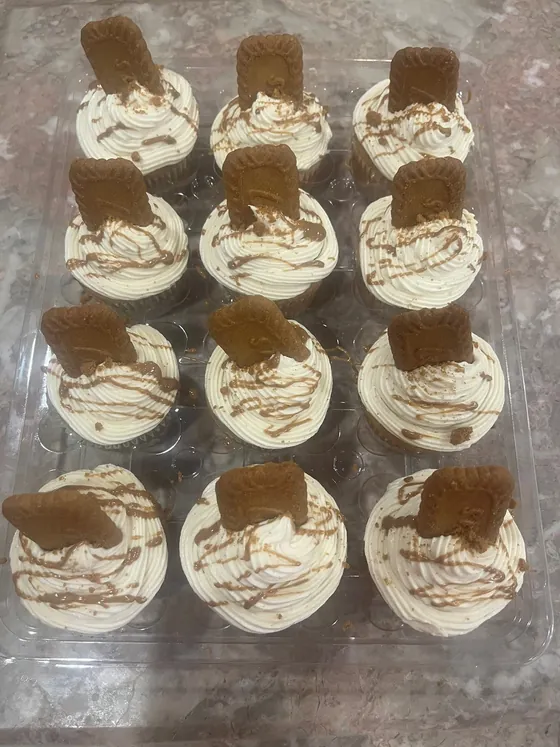 Sugar Blossom Cakes decorated cupcakes, photo 3