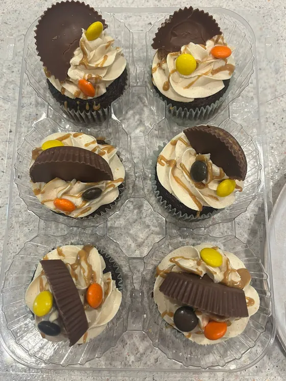 Sugar Blossom Cakes decorated cupcakes, photo 5