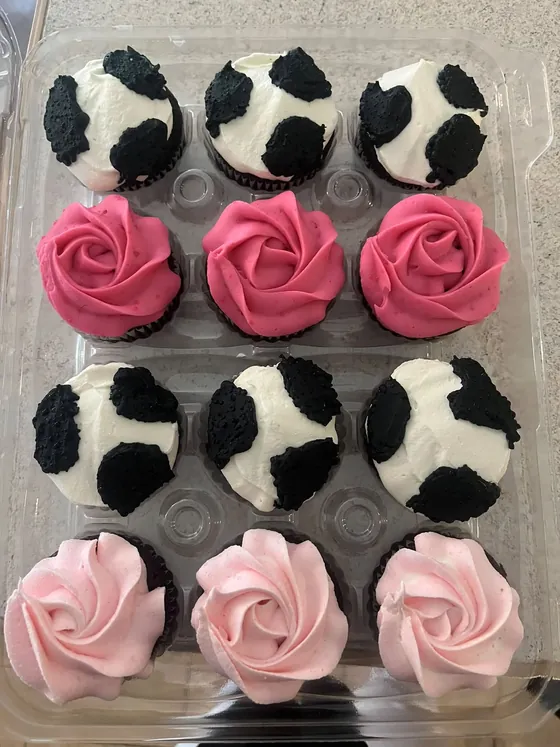 Sugar Blossom Cakes decorated cupcakes, photo 10