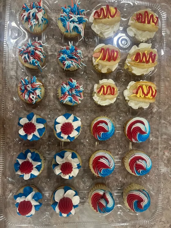 Sugar Blossom Cakes decorated cupcakes, photo 11